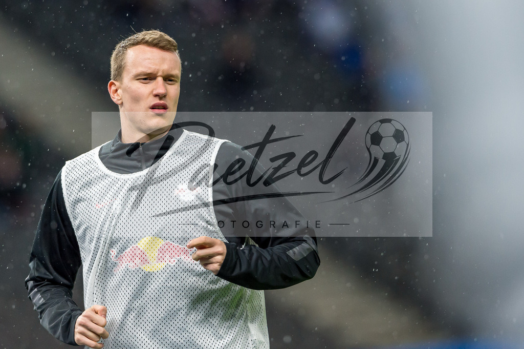 BSCRBL20220220_193 | Fussball, Herren: Lukas Klostermann (RB Leipzig) schaut bei dem Spiel der 1. Bundesliga zwischen Hertha BSC und RB Leipzig im Olypiastadion am 20.02.2022 in Berlin, Deutschland.DFB / DFL REGULATIONS PROHIBIT ANY USE OF PHOTOGRAPHS AS IMAGE SEQUENCES AND/OR QUASI-VIDEO. - Realisiert mit Pictrs.com