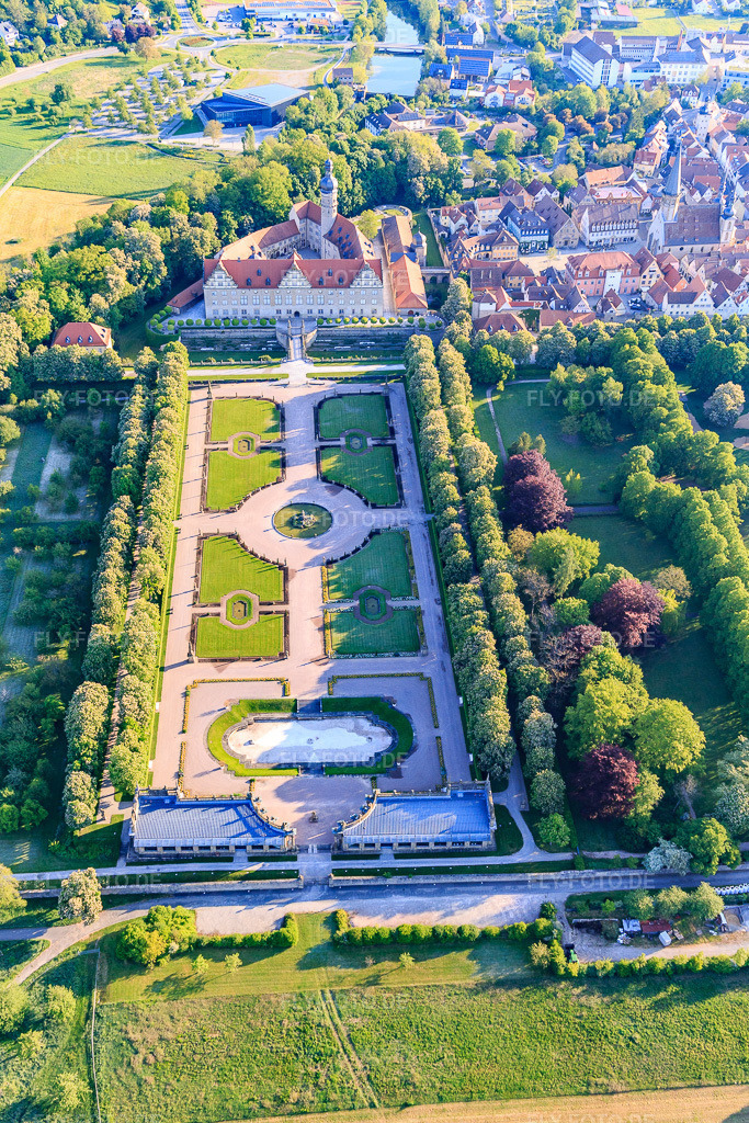 Luftbild: Schloss und Schlossgarten Weikersheim (Schloss des Grafen Wolfgang von Hohenlohe aus dem 17. Jh. mit prachtvollem Rittersaal und Garten mit Statuen.) in Weikersheim im Bundesland Baden-Württemberg in Deutschland. Foto: IMG_146400.jpg vom 10.05.2025 durch Werner Riehm/FLY-FOTO.deKulturschätze BW - Allgemeine Nachrichten und Kulturbeiträge