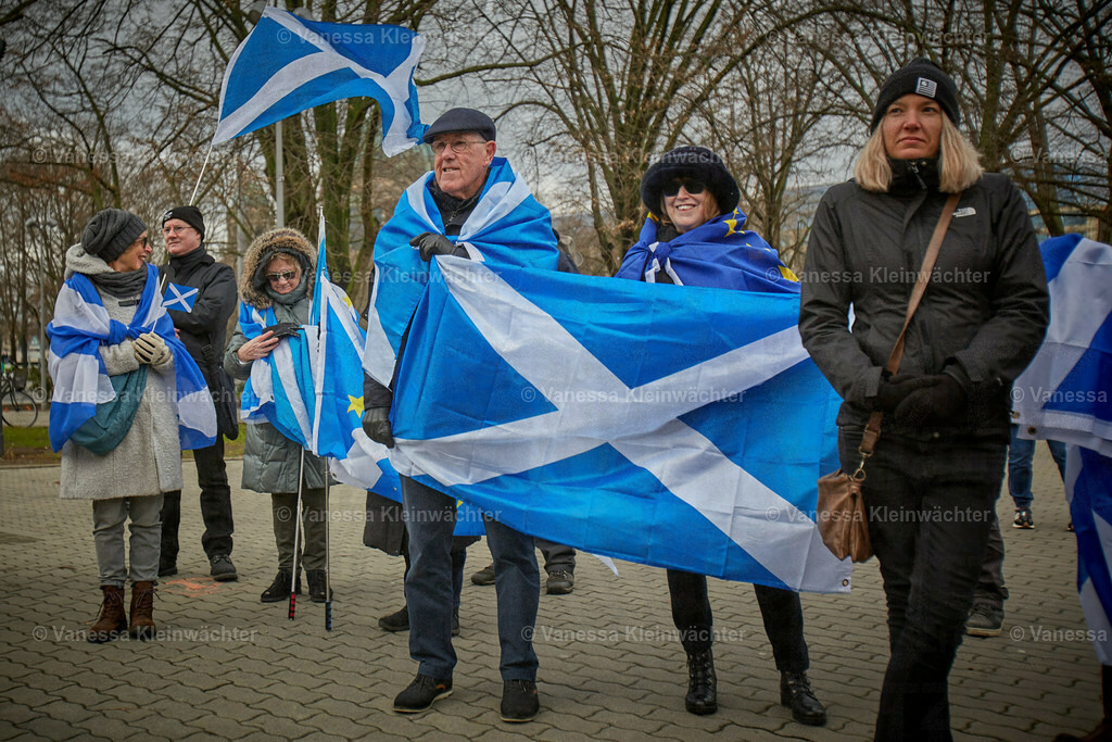 #IndyBerlin23 - Demonstration für schottische Unabhängigkeit | Rund 60 Personen ziehen am 11.03.2023 mit einer Demonstration vom Brandenburger Tor an der Britischen Botschaft vorbei zum Roten Rathaus, um die Unabhängigkeit Schottlands zu fordern.

On March 11, 2023, approx. 60 people rally in support of the Scottish independence, marching from Brandenburg Gate via the British Embassy to the Red Town Hall.  - Realisiert mit Pictrs.com