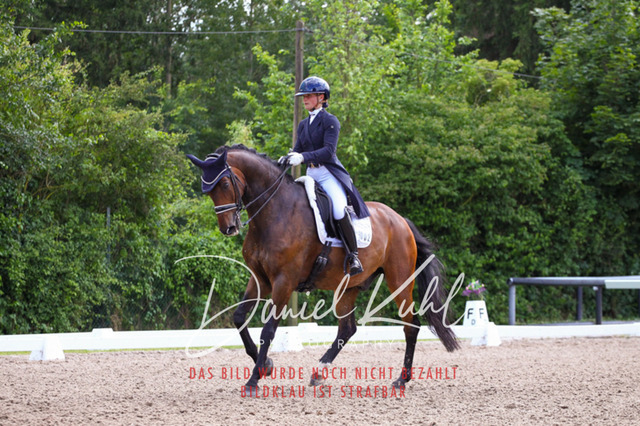DKP41435 | Turnierfotos kaufen im Webshop von Daniel Kuhl Photography – entdecke professionelle Reitsportfotos aus Turnieren & Events. Hochwertige Turnierbilder online bestellen & sichern. Jetzt Fotos von Reitsportturnieren kaufen!
