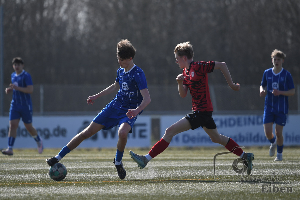 FC Rastede-JFV Leer | Bezirksliga B-Jugend; FC Rastede (blau)-JFV Leer (rot) am 08.03.2025; in Rastede (Sportanlage Köttersweg), Photo: Philip Eiben 2025 - Realisiert mit Pictrs.com