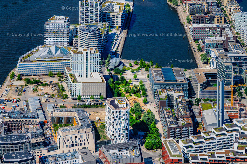 Hamburg_Hafencity_Grasbrookpark_ELS_7146200625 | HAMBURG 01.07.2025 Marco-Polo-Tower mit den Marco Polo Terassen sowie dem Grasbrookpark am Strandkai in Hamburg. Die Gebäude sind die ersten Projekte auf dem Strandkai, einem Teilquartier der HafenCity. // Marco Polo Tower with the Marco Polo Terraces and the Grasbrook Park on Strandkai in Hamburg. The buildings are the first projects on the Strandkai, a district of HafenCity. Foto: Martin Elsen