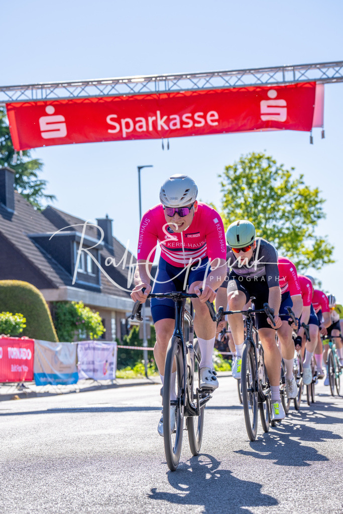 Spurt in den Mai 2026 - Großer Preis der Sparkasse Neuss | Annual one-day road cycling race "Großer Preis der Sparkasse Neuss" held in Büttgen, Germany, organized by VfR Büttgen 1912 e.V. The event features multiple races across all age categories from U11 youth to Elite men. - Realisiert mit Pictrs.com