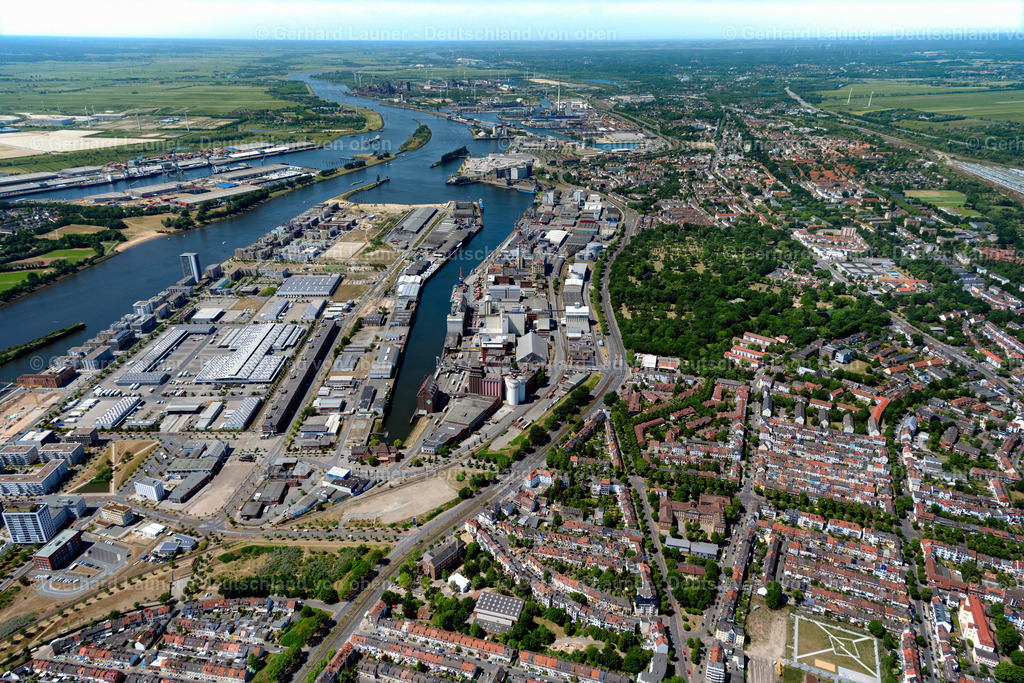 4029439 | BREMEN 01.06.2020 Industrie- und Gewerbegebiet am Hafenbecken der Weser im Ortsteil Überseestadt in Bremen, Deutschland. // Industrial and commercial area on Hafenbecken of Weser in the district Ueberseestadt in Bremen, Germany. Foto: Gerhard Launer
