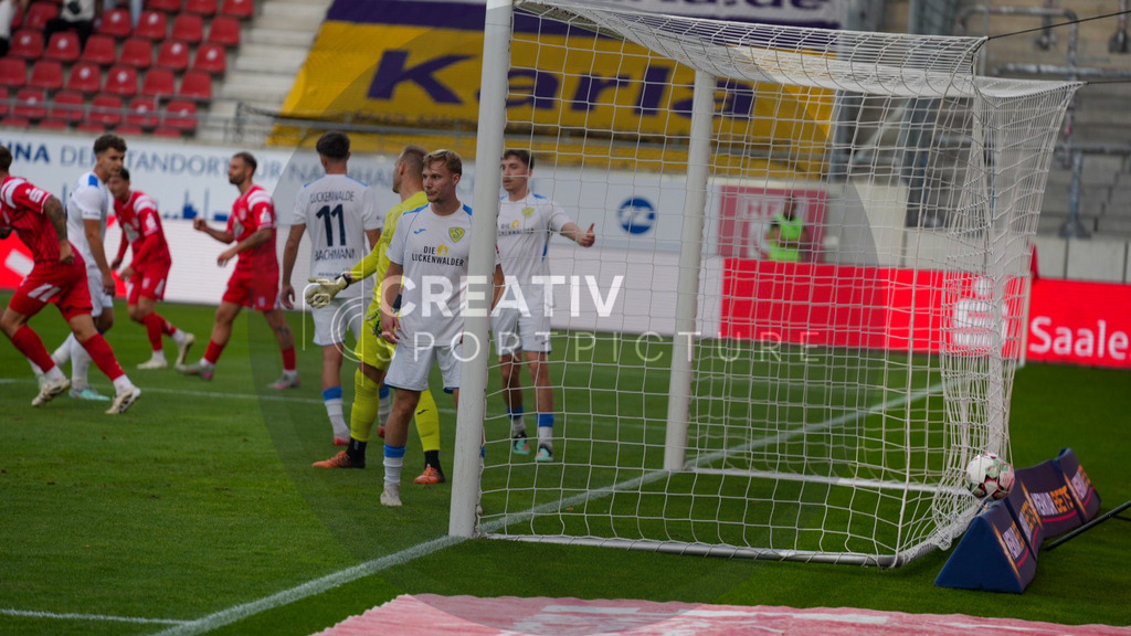 Fußball, Herren, Saison 2025/2026, Regionalliga Nordost, 5. Spieltag, Hallescher FC vs. FSV 63 Luckenwalde, Dienstag 26.08.2025, Leuna-Chemie-Stadion Halle, | Fußball, Herren, Saison 2025/2026, Regionalliga Nordost, 5. Spieltag, Hallescher FC vs. FSV 63 Luckenwalde, Dienstag 26.08.2025, Leuna-Chemie-Stadion Halle, Im Bild: Der Ball liegt nach dem Treffer von Bocar Baro im Netz. - Realisiert mit Pictrs.com