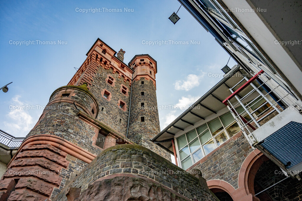 Nibelungenbruecke_Worms__Thomas_Neu_Fotografie-35 | Die Nibelungenbrücke verbindet die rheinland-pfälzische Stadt Worms über den Rhein mit den hessischen Städten Lampertheim und Bürstadt.Nachdem bei Worms der Fährbetrieb urkundlich seit dem Jahr 858 belegt ist, entstand die erste Schiffsbrücke im Jahr 1855. Die erste feste Brücke über den Rhein war von 1900 bis 1945 die Ernst-Ludwig-Brücke. Die im Zweiten Weltkrieg zerstörte Brücke wurde als Nibelungenbrücke (heute „alte“ Nibelungenbrücke genannt) von 1951 bis 1953 wieder aufgebaut.Die Nibelungenbrücke in Worms ist eine der wichtigsten Rheinquerungen der Region und prägt mit ihrem markanten Brückenturm das Stadtbild. Der Turm, ursprünglich als repräsentatives Stadttor zur Nibelungensage gestaltet, gilt bis heute als eines der bekanntesten Wahrzeichen von Worms. Die Brücke verbindet das rheinhessische und rheinland-pfälzische Ufer und bietet beeindruckende Ausblicke auf den Rhein, die Wormser Innenstadt und die umliegende Landschaft. Durch ihre besondere Architektur und historische Bedeutung ist die Nibelungenbrücke ein beliebtes Motiv für Fotografen und Besucher.,, Bild: Thomas Neu