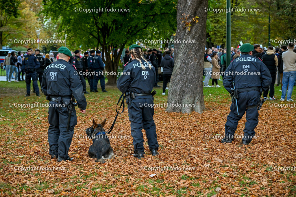 Demonstration_ Paleastina_ Linz_ 22.10.2023-58 | 22.10.2023, Linz, AUT, Demonstration Paleastina in Linz Volksgarten, im Bild Palästina, Gaza, Demoteilnehmer, Teilnehmer, Kundgebung, Plakate, Fahnen, Polizei, Beamte, Polizeifahrzeuge, Einsatzkraefte