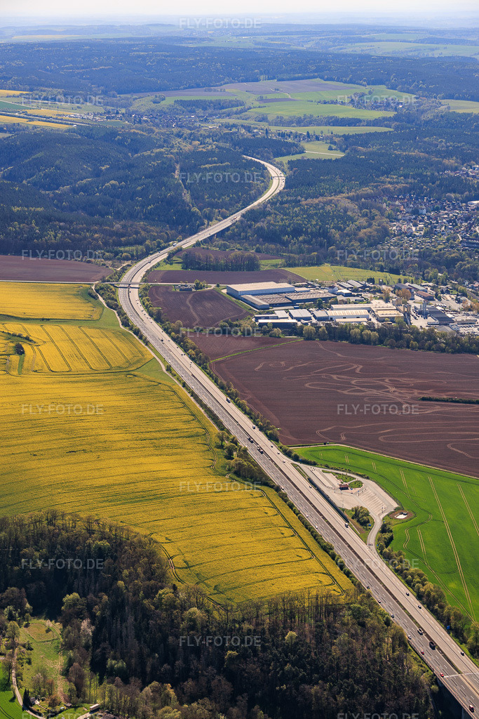Luftbild: Verlauf der Autobahn A4 nach Osten am Parkplatz Rodablick Süd im Ortsteil Gernewitz in Stadtroda im Bundesland Thüringen in Deutschland.Foto: IMG_155333.jpg vom 02.05.2026 durch Werner Riehm/FLY-FOTO.deAuflösung des Originals: 3709 x 5564 px