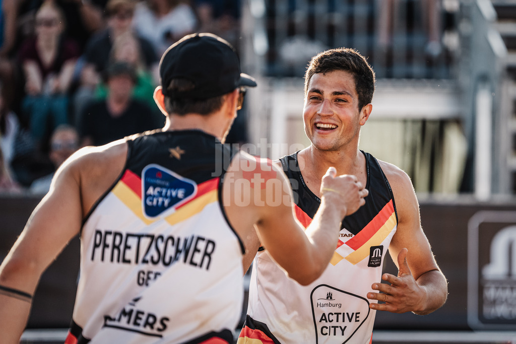 Beachvolleyball | Männer | Queen and King of the Court | Hamburg | 01.06.2024 | Sven Winter (rechts) freut sich mit Lukas Pfretzschner (links)