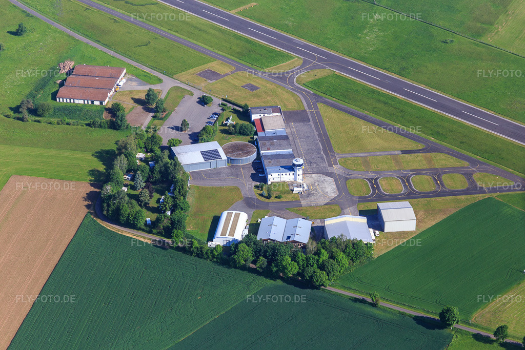 Luftbild: Tower und Hangar am Verkehrslandeplatz Haßfurt-Haßberge GmbH im Ortsteil Kleinaugsfeld in Haßfurt im Bundesland Bayern in Deutschland. Foto: IMG_099880.jpg vom 25.05.2017 durch Werner Riehm/FLY-FOTO.deWWW.FLUGPLATZ-HASSFURT.DE