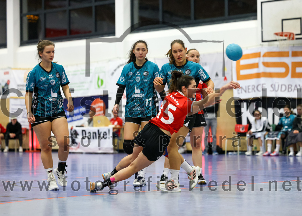 2022-11-27_037_SV_Anzing_gegen_HT_Muenchen_II | Anzing, Deutschland, 27.11.2022:
Handball, Bezirksliga 2022 / 2023, 7. Spieltag, SV Anzing gegen HT München II, Endergebnis: 28:32

Lucie Hartmann (HT München, #23), Bianca Serg (HT München, #77), Laura Greppmair (SV Anzing, #15), Katharina Martin (HT München, #21)

Foto: Christian Riedel / fotografie-riedel.net