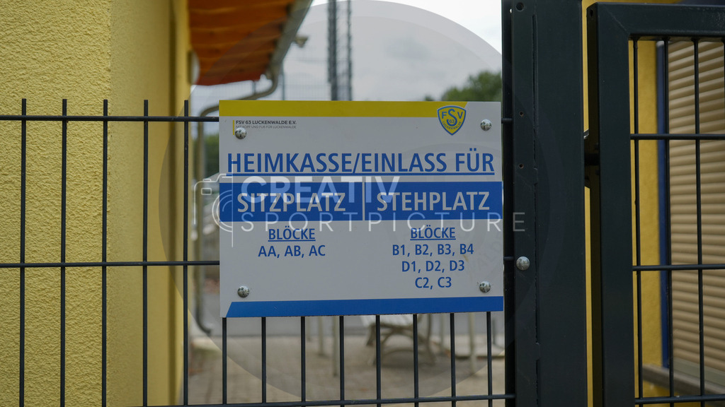 Fußball, Herren, Saison 2025/2026, Regionalliga Nordost, 4. Spieltag, FSV 63 Luckenwalde vs. BFC Preussen, Samstag 22.08.2025, Werner-Seelenbinder-Stadion Luckenwalde | Fußball, Herren, Saison 2025/2026, Regionalliga Nordost, 4. Spieltag, FSV 63 Luckenwalde vs. BFC Preussen, Samstag 22.08.2025, Werner-Seelenbinder-Stadion Luckenwalde, Im Bild: Die Bischilderung am Heimeingang, Heimeinlass des Luckenwalder Werner-Seelenbinder-Stadions. - Realisiert mit Pictrs.com