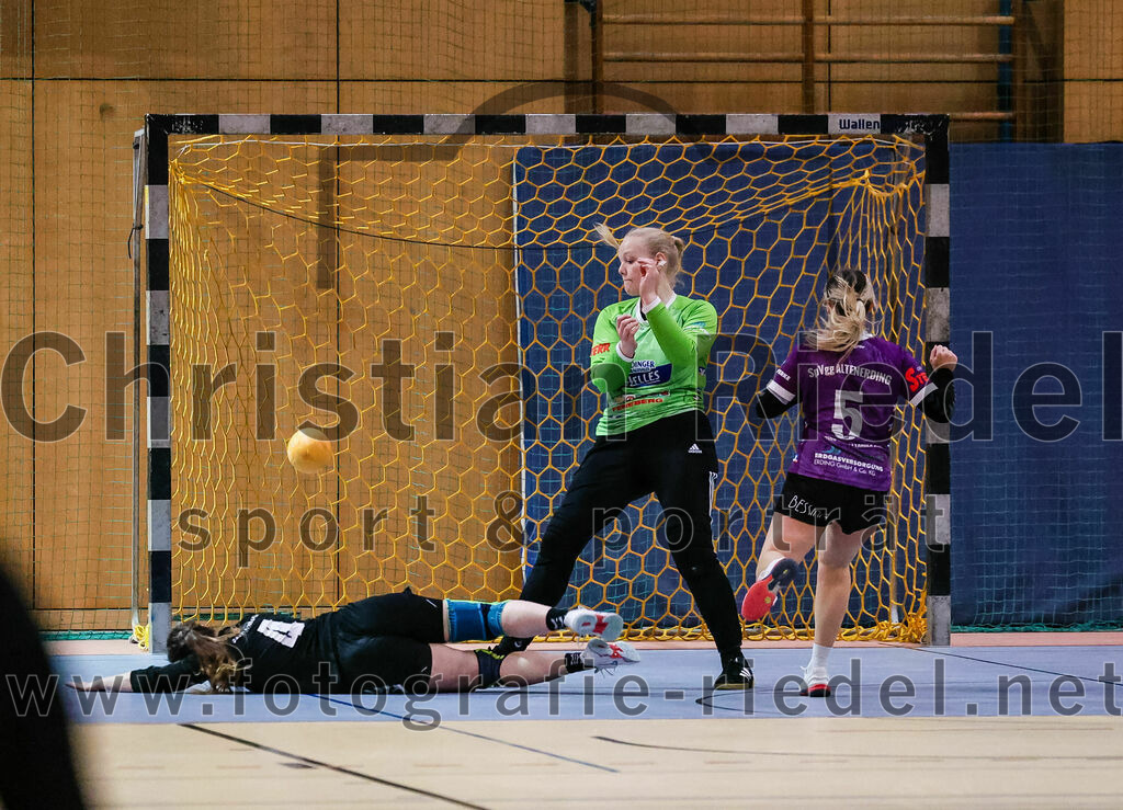 2024-01-27_077_SpVgg_Altenerding_gegen_HSG_Schwab-kirchen | Erding, Deutschland, 27.01.2024:
Handball, Bezirksoberliga Frauen Altbayern 2023 / 2024, 12. Spieltag, SpVgg Altenerding gegen HSG Schwab/kirchen, Endergebnis: 39:28

Anna Hirner (HSG Schwab/kirchen, #4), Torfrau Hanna Obermair (SpVgg Altenerding, #1), Lena Prem (SpVgg Altenerding, #5)

Foto: Christian Riedel / fotografie-riedel.net