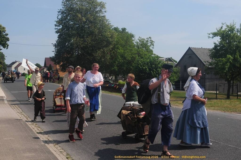 Geißmannsdorf-2026-Festumzug-130 | Festumzug in Geißmannsdorf bei Bischofswerda im Juni 2026. Fotografische Eindrücke und Momentaufnahmen vom Festumzug anläßlich des 800-jährigen Bestehens von Geißmannsdorf - mit Teilnehmern und Gästen, Strohpuppen und geschmückten Vorgärten und Grundstücken - Realisiert mit Pictrs.com