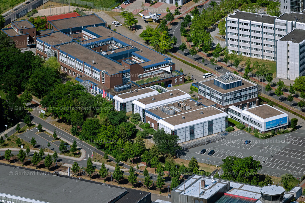 4029922 | BREMEN 01.06.2020 Büro- und Geschäftshaus- Ensemble der Lufthansa Aviation Training Germany GmbH an der Straße Flughafendamm im Ortsteil Neuenland in Bremen, Deutschland. Weiterführende Informationen bei: Lufthansa Aviation Training GmbH. // Office building - Ensemble of Lufthansa Aviation Training Germany GmbH on street Flughafendamm in the district Neuenland in Bremen, Germany. Further information at: Lufthansa Aviation Training GmbH. Foto: Gerhard Launer