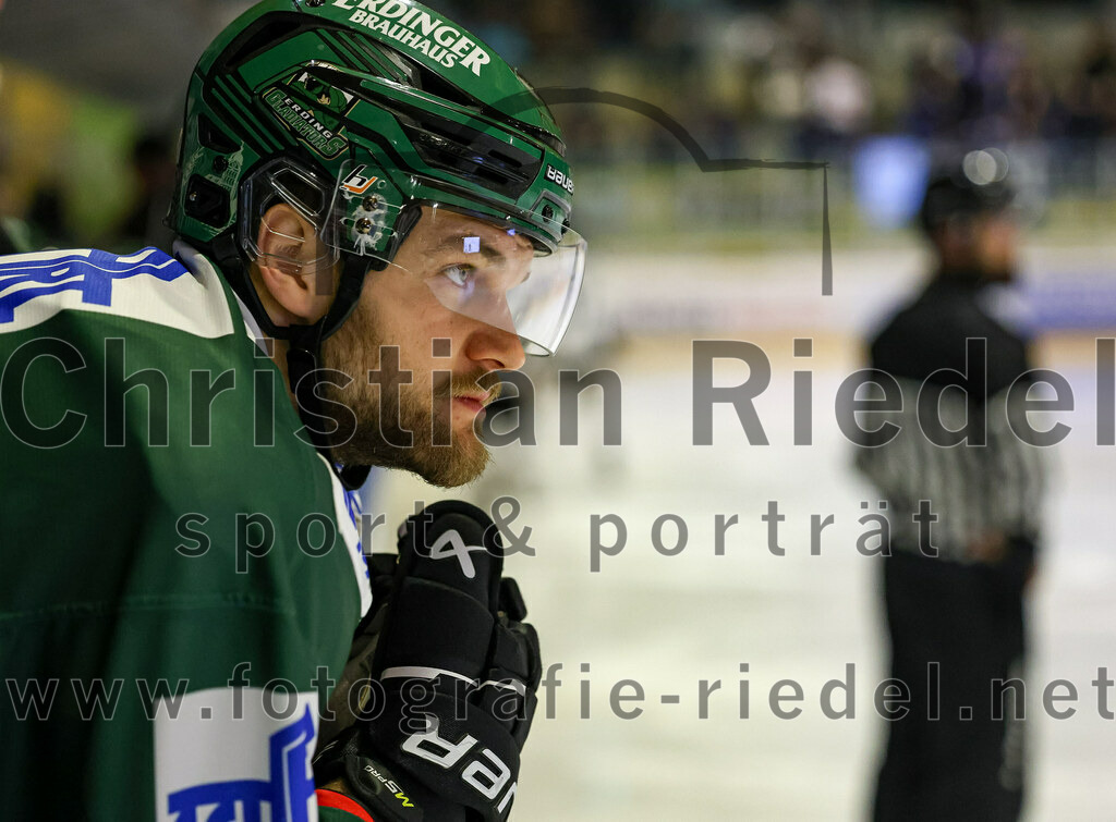 2024-01-26_082_TSV_Erding_gegen_HC_Landsberg | Erding, Deutschland, 26.01.2024:
Eishockey, Bayernliga Vorrunde 2023 / 2024, 28. Spieltag, TSV Erding gegen HC Landsberg, Endergebnis: 6:2

Elias Maier (Erding Gladiators, #15)

Foto: Christian Riedel / fotografie-riedel.net