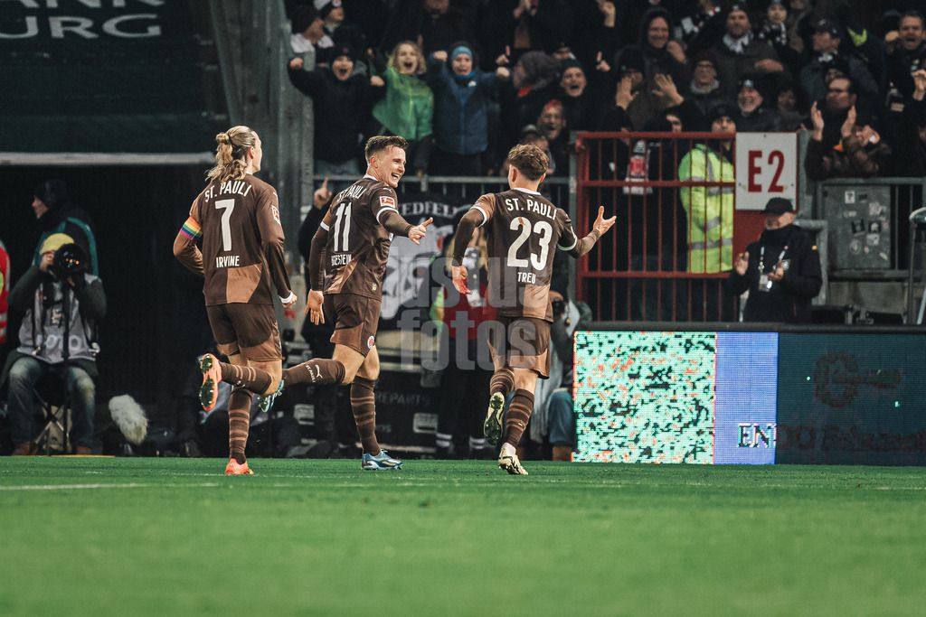 Fußball | Männer | Saison 2024/2025  | Fußball-Bundesliga | 12. Spieltag | FC St. Pauli vs. Holstein Kiel | 29.11.2024 | Johannes Eggestein (#11, FC St. Pauli) beim Torubel mit links Jackson Irvine (#7, FC St. Pauli) und rechts Philipp Treu (#23, FC St. Pauli)