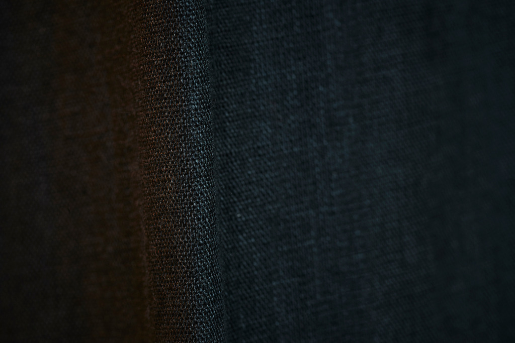 Gefärbter schwarzer Leinenstoff | Riefensberg, Austria - September 14, 2017: Juppenwerkstatt Riefensberg; Gefärbter schwarzer Leinenstoff für die Weiterverarbeitung des Juppenrocks. - Realisiert mit Pictrs.com