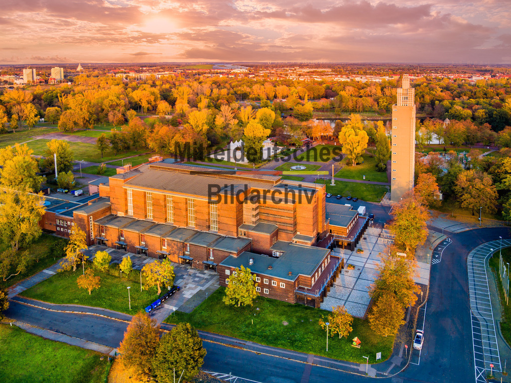 Stadthalle und Aussichtsturm Magdeburg im roten Abendlicht im Stadtpark Rothehorn-0040 | Stadthalle und Albin-Müller- Aussichtsturm im Sonnenuntergang mit Himmel - Realisiert mit Pictrs.com