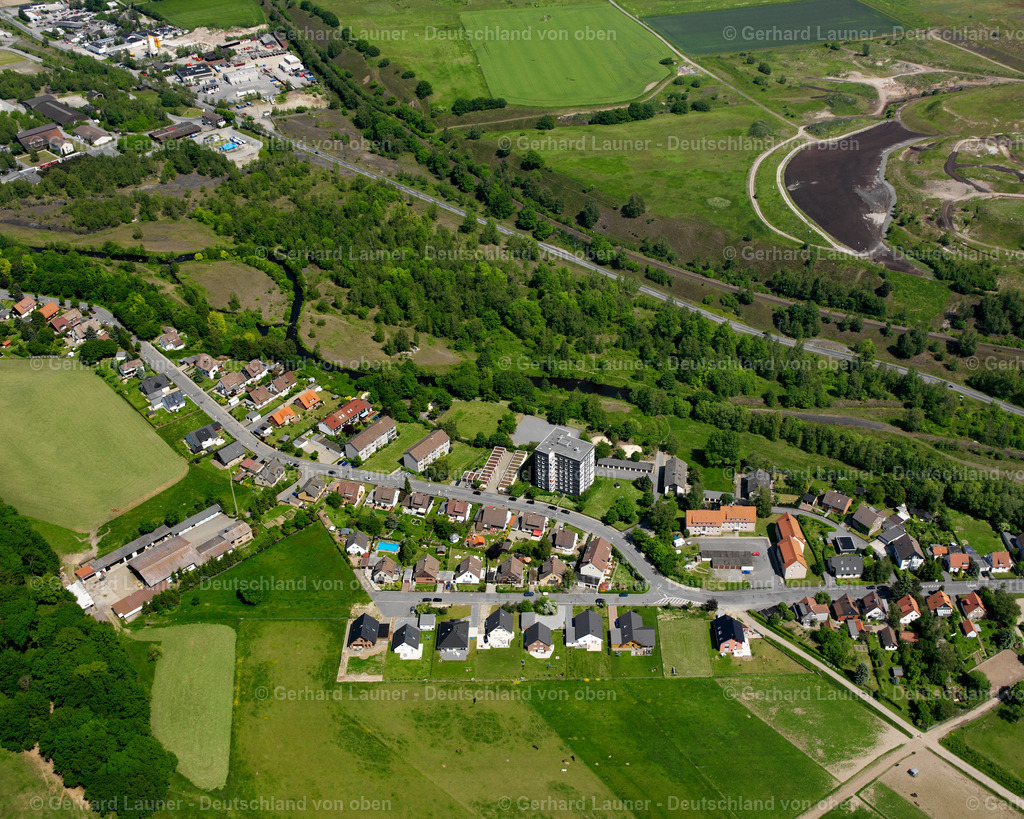 2638440 | OKER 09.06.2006 Wohngebiet - Mischbebauung der Mehr- und Einfamilienhaussiedlung  in Oker im Bundesland Niedersachsen, Deutschland // Residential area - mixed development of a multi-family housing estate and single-family housing estate  in Oker in the state Lower Saxony, Germany Foto: Gerhard Launer