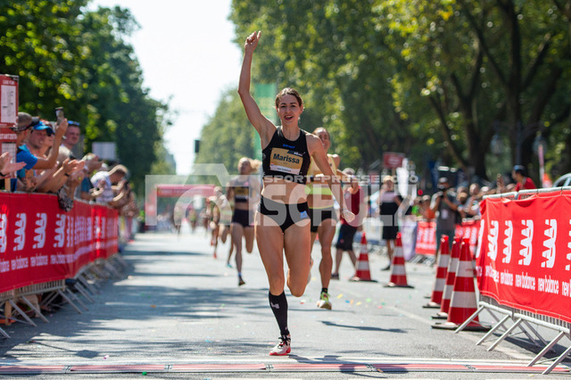 20240901_NSZ_4349 | Jubel bei der Siegerin Marissa DaminkDEU, Düsseldorf, 01.09.2024 Kö-Meile  - Realisiert mit Pictrs.com