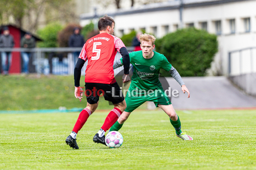 TSV Peißenberg vs WSV Unterammergau | Abstiegs Qualifikationsrunde Kreisliga Gruppe C, TSV Peißenberg vs WSV Unterammergau, 20240420,
Julian KRÖKER (WSVU 7) in Abwehrstellung,
2024-04-20 in Peißenberg (Sportplatz Peißenberg)
5 Christian KREUTTERER (TSVP 5), 7 Julian KRÖKER (WSVU 7)
Copyright: WolfgangxLindner www.foto-lindner.de