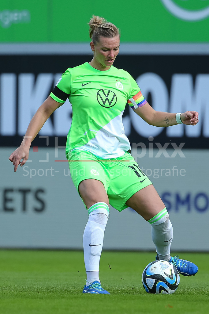 Fussball, Google Pixel Frauen-Bundesliga, VfL Wolfsburg - TSG 1899 Hoffenheim | v.li.: Alexandra Popp (Alex Popp, VfL Wolfsburg, 11) am Ball, Freisteller, Einzelbild, Ganzkörper, Aktion, Action, Spielszene, DIE DFB-RICHTLINIEN UNTERSAGEN JEGLICHE NUTZUNG VON FOTOS ALS SEQUENZBILDER UND/ODER VIDEOÄHNLICHE FOTOSTRECKEN. DFB REGULATIONS PROHIBIT ANY USE OF PHOTOGRAPHS AS IMAGE SEQUENCES AND/OR QUASI-VIDEO.