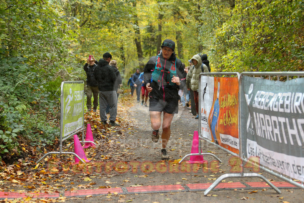251026_1335_EX1_3714 | Sportfotografie im Rhein-Sieg Kreis, Köln, Bonn, NRW, Rheinland Pfalz, Hessen, etc. Unser Tätigkeitsfeld umfasst den Laufsport vom Volkslauf über den Marathon, Duathlon, Triathon bis zum Ultralauf wie Kölnpfad Ultra oder Schindertrail.