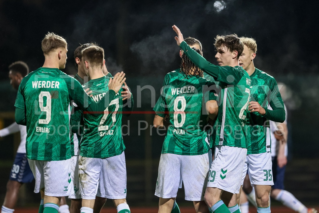 Fussball, Regionalliga Nord, SV Werder Bremen II - VfB Oldenburg | v.li.: Spieler des SV Werder Bremen mit Torjubel, Jubel, jubeln, jubelt, optimistisch, Spielszene, Highlight, Freude über das Tor zum 1:1
