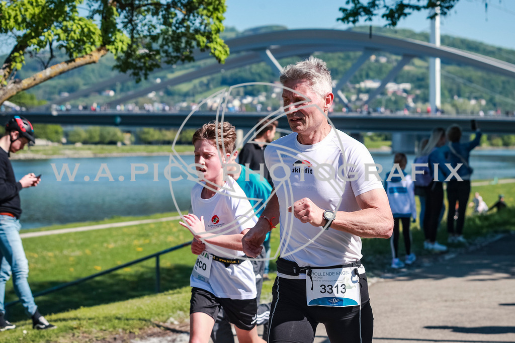 ..... | LINZ,AUSTRIA,27.April 25, Int. 3 Brückenlauf Linz  , Image shows: Photo: WAPICS / Manuel Binder