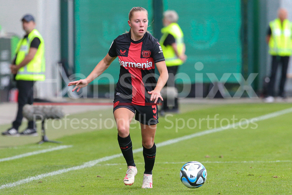 Fussball, Google Pixel Frauen-Bundesliga, VfL Wolfsburg - Bayer 04 Leverkusen | v.li.: Janou Levels (Bayer 04 Leverkusen, 5) Freisteller, Einzelbild, Ganzkörper, Aktion, Action, Spielszene, DIE DFB-RICHTLINIEN UNTERSAGEN JEGLICHE NUTZUNG VON FOTOS ALS SEQUENZBILDER UND/ODER VIDEOÄHNLICHE FOTOSTRECKEN. DFB REGULATIONS PROHIBIT ANY USE OF PHOTOGRAPHS AS IMAGE SEQUENCES AND/OR QUASI-VIDEO.