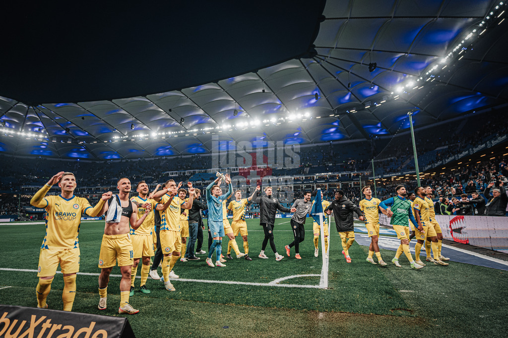 Fußball | Männer | Saison 2024/2025 | 2. Fußball-Bundesliga | 29. Spieltag | Hamburger SV vs. Eintracht Braunschweig | 11.04.2025 | Das Team aus Braunschweig feiert nach dem Sieg