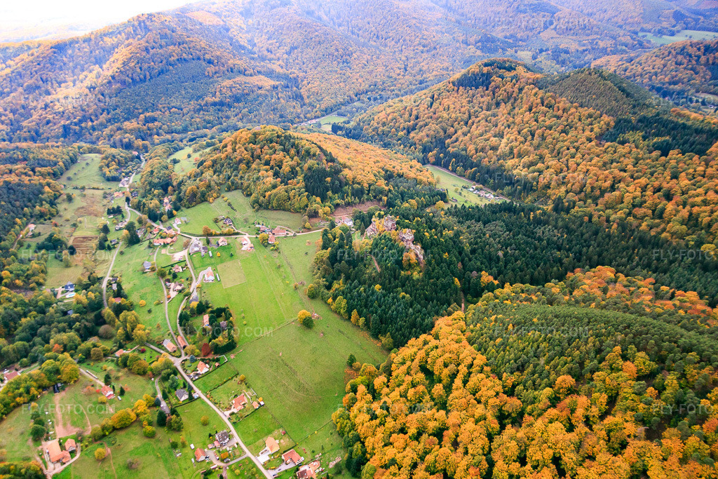 Aerial view: View of the town from the north in Windstein in the state Bas-Rhin, France. – Photo: IMG_084638.jpg taken on 10/23/2015 by Werner Riehm/FLY-FOTO.com – Resolution of the original: 5472 x 3648 px