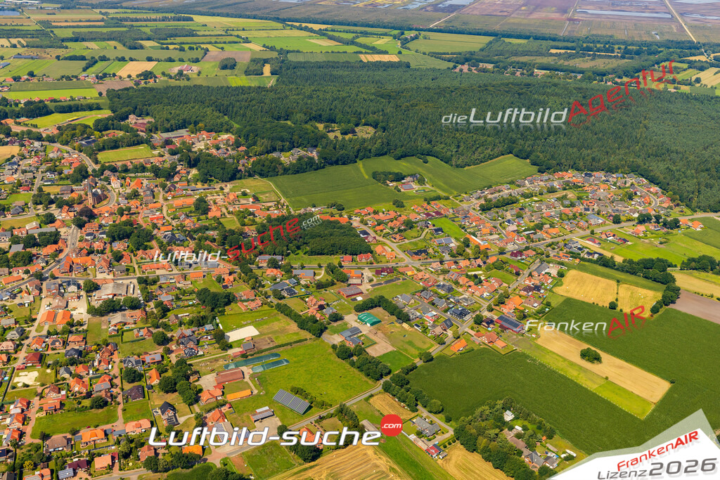 Luftbild der Stadt Esterwegen - Die Luftaufnahme wurde 2025 vom UL-Flugzeug heraus erstellt ( keine Drohne ) - Hochauflösende Luftaufnahme - für professionelle Ausdrucke geeignet. Die Geschenkidee !Hier alle&nbsp;Infos zur Lizenzierung der LuftaufnahmeWir fliegen auch dieses Jahr wieder in Ihre Region um Luftbilder zu erstellen.- Luftbild anfragen