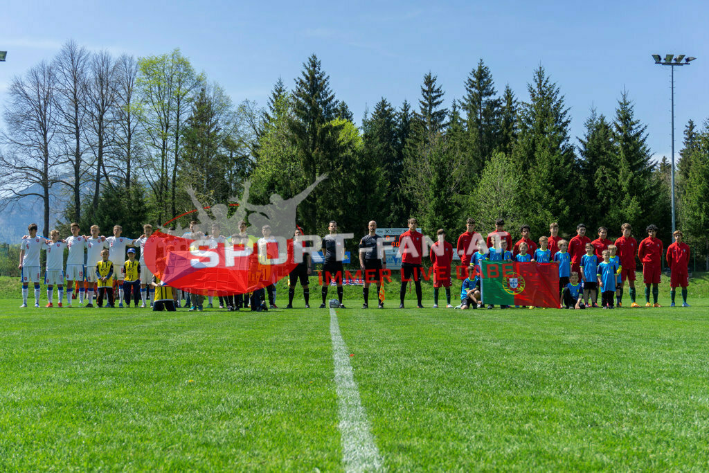 Portugal  U15 -Czech Republic U15 | Einlaufkinder ; Portugal  U15 -Czech Republic U15 am 29.04.2022 in Arnoldstein
(Sportplatz), AUSTRIA, (Photo by Ernst Krawagner sport-fan.at) - Realisiert mit Pictrs.com