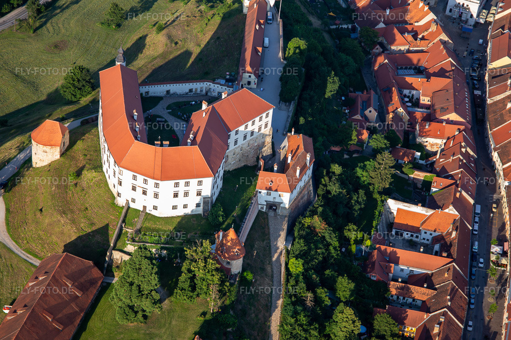 Luftbild: Burg Ptuj/Grad Ptuj über der Altstadt in Ptuj im Bundesland Slowenien in Slowenien. Foto: IMG_137336.jpg vom 08.07.2023 durch Werner Riehm/FLY-FOTO.de