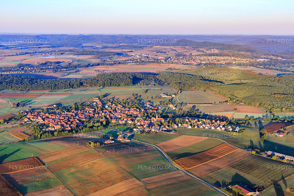 Aerial view: View of the town from the east in Schillersdorf in the state Bas-Rhin, France. – Photo: IMG_111638.jpg taken on 09/16/2018 by Werner Riehm/FLY-FOTO.com – Resolution of the original: 5472 x 3648 px