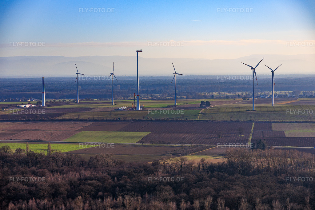 Luftbild: Repowering des Windpark Minfeld. JUWI ersetzt vier Altanlagen (GE 1.5) aus 2004 durch zwei neue, modernen Anlagen vom Typ Vestas V162 mit je sechs MW in Minfeld im Bundesland Rheinland-Pfalz in Deutschland. Foto: IMG_152740.jpg vom 31.12.2025 durch Werner Riehm/FLY-FOTO.deJUWI Windparks - JUWI
