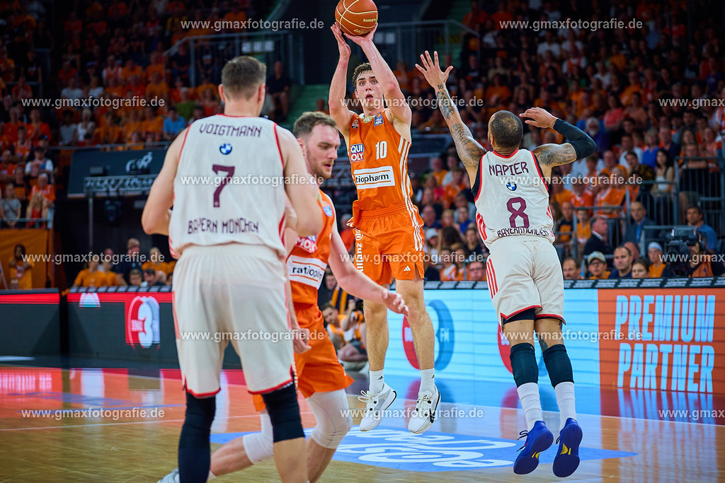 GER, ratiopharm ulm gegen FC Bayern, Basketball, 2. PlayOff, Finale, EasyCredit Bundesliga, Spielzeit 2024/2025, 18.06.2025 | Justinian Jessup (ratiopharm ulm, #10) beim DreierwurfGER, ratiopharm ulm gegen FC Bayern, Basketball, 2. PlayOff, Finale, EasyCredit Bundesliga, Spielzeit 2024/2025, 18.06.2025Foto: Eibner-Pressefoto/Gerald Oelze-de Stoppany