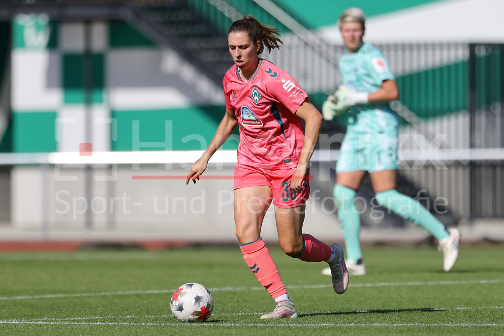 Fussball, Testspiel Frauen, SV Werder Bremen - VfL Wolfsburg | Bianca Becker (SV Werder Bremen, 36) am Ball, Einzelbild, Ganzkörper, Aktion, Action, Spielszene