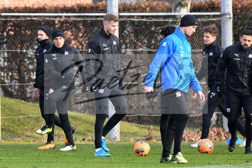 20200126_TRAOSN_0036 | Fußball, Herren: Die Spieler vom VfL Osnabrück wärmen sich auf beim Training des VfL Osnabrück am 26.01.2020 im Sportpark Illoshöhe in Osnabrück, Deutschland.(Foto von Nico Paetzel) - Realisiert mit Pictrs.com
