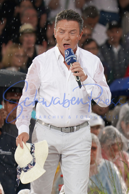 DSC04169 | Stefan Mross, im Regen nass bis auf die Haut. - bei der Unterhaltungsshow Immer wieder sonntags.

Immer wieder sonntags ( IWS ) Staffel 4. Der Gastgeber und Moderator _Stefan Mross_ bestreitet sein 19. Saison von Immer wieder sonntags ( IWS ) im Europapark in Rust 

Deutschland, Rust, IWS Gelaende bei den Wasserwelten Rulanitica, 04.06.2023