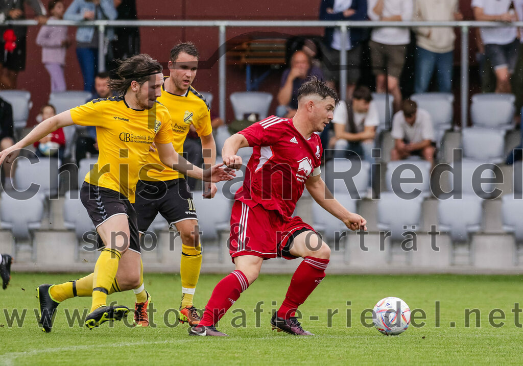2023-07-29_087_FC_Finsing_gegen_SC_Kirchasch | Finsing, Deutschland, 29.07.2023:
Fußball, Kreisliga 2023 / 2024, 1. Spieltag, FC Finsing gegen SC Kirchasch, Endergebnis: 0:2

Bastian Bönisch (SC Kirchasch, #16), Stefan Hackl (SC Kirchasch, #11), Leonhard Hölzl (FC Finsing, #5)

Foto: Christian Riedel / fotografie-riedel.net