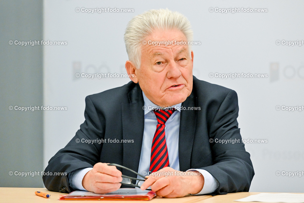 Pressekonferenz ProOriente_ Die Veränderung der Epoche-Herausforderung für die Christen_ 09.03.2023-14 | 09.03.2023, Presseclub Linz, AUT, Pressekonferenz Pro Oriente, Die Veraenderung der Epoche-Herausforderung fuer die Christen, im Bild LH a.D. Josef Puehringer (Vorsitzender von PRO ORIENTE Sektion Linz)