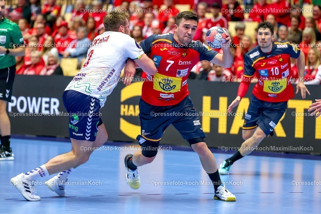 EHF22012602072 | 22.01.2026, Handball, Men's EHF EURO 2026, Spanien - Norwegen, Jyske Bank Boxen in Herning, Dänemark, Main Round:  Jan Gurri Aregay (Espania #07) im Zweikampf gegen   Vetle Eck Aga (Norway #03)