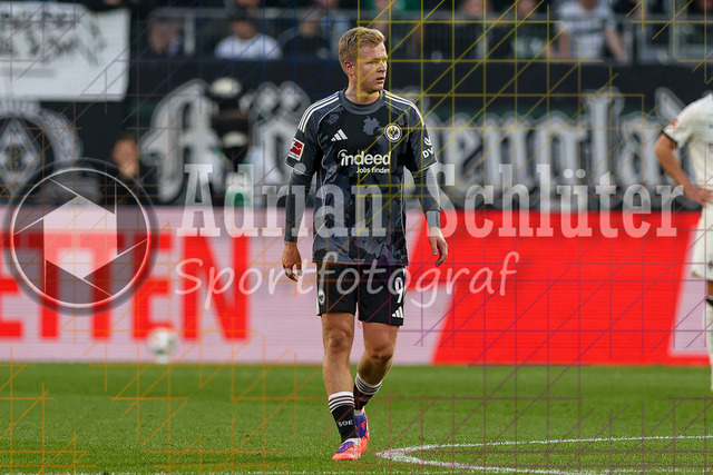 Borussia Mönchengladbach vs Eintracht Frankfurt - Bundesliga  | Mönchengladbach, Deutschland, 27.09.25:   Jonathan Michael Burkardt (Eintracht Frankfurt) schaut waehrend des Spiels der Bundesliga zwischen Borussia Mönchengladbach vs Eintracht Frankfurt im Stadion im Borussia Park(Foto von Brauer-Fotoagentur / Adrian Schlueter)