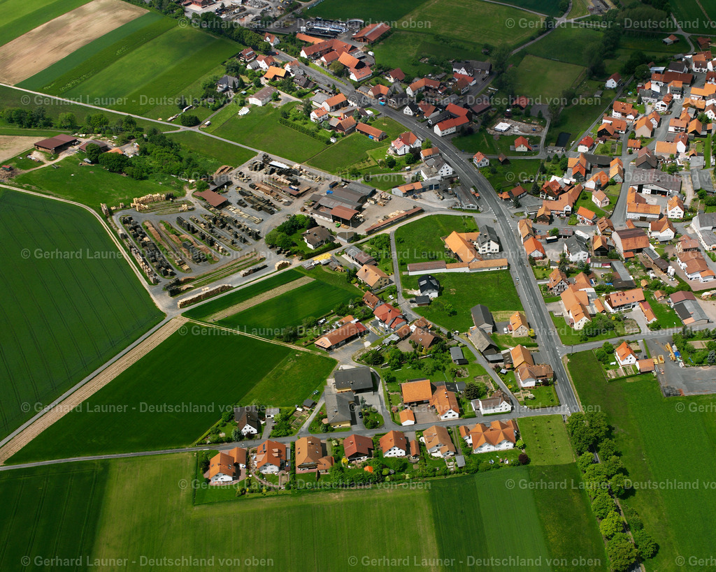 2615567 | WILLOFS 09.06.2006 Landwirtschaftliche Nutzflächen und Feldgrenzen  umsäumen das Siedlungsgebiet des Dorfes in Willofs im Bundesland Hessen, Deutschland // Agricultural land and field boundaries surround the settlement area of the village  in Willofs in the state Hesse, Germany Foto: Gerhard Launer