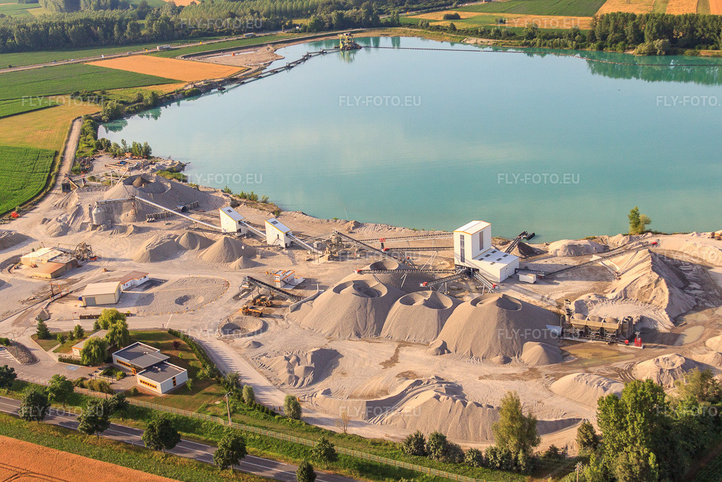 Vue aérienne: Gravelworks GSM Gambsheim et Centrale à béton Gambsheim Unibéton à Gambsheim dans le département Bas Rhin, France – .Photo: IMG_30366.jpg prise le 09/07/2010 par Werner Riehm/FLY-FOTO.eu – Résolution de l'original: 4752 x 3168 px – d'Heidelberg Materials France Granulats | Heidelberg Materials – Centrale de béton prêt à l'emploi de Gambsheim Heidelberg Materials