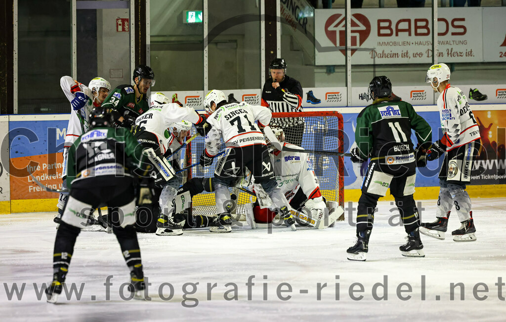 2022-11-04_090_Eishockey_TSV_Erding_gegen_TSV_Peissenberg | Erding, Deutschland, 04.11.2022:
Eishockey, Bayernliga 2022 / 2023, 10. Spieltag, TSV Erding gegen TSV Peißenberg, Endergebnis: 4:3

Dominik Ebentheuer (TSV Peissenberg, #91), Singer Manuel (TSV Peissenberg, #71), Torwart Korbinian Sertl (TSV Peissenberg, #31), Sebastian Busch (Erding Gladiators, #11)

Foto: Christian Riedel / fotografie-riedel.net