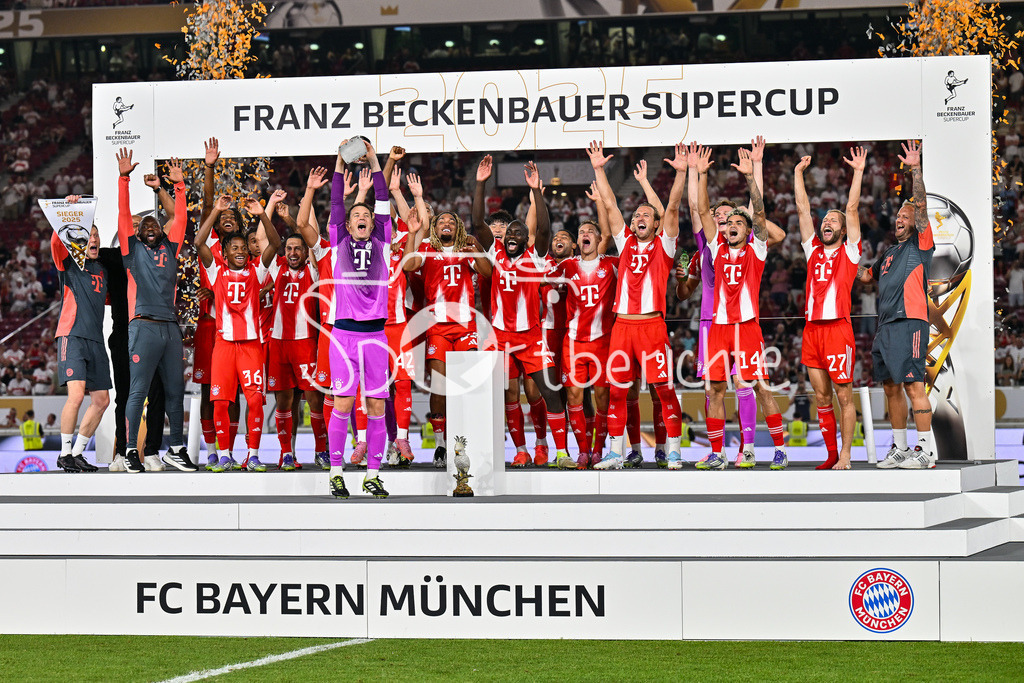 VfB Stuttgart - FC Bayern München | Franz Beckenbauer Supercup Sieger 2025 - FC Bayern München / Siegerfoto / Jubelfoto / Mannschaftsbild / Mannschaftsfoto / Franz-Beckenbauer Supercup: VfB Stuttgart - FC Bayern München; MHP Arena am 16.08.2025
